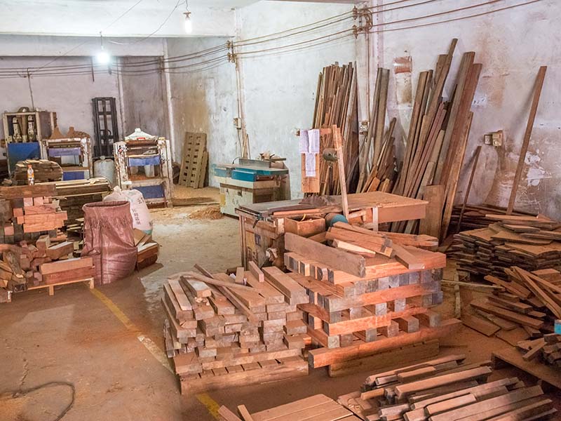 樟树楼梯地板柜门的油漆修复-09